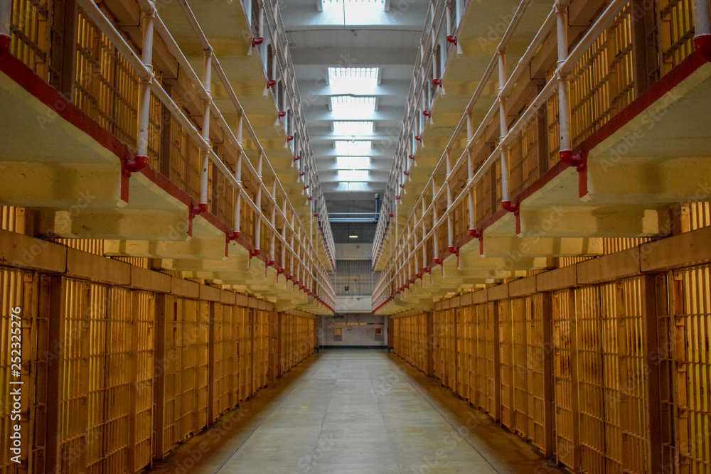 Fotografie Inside Empty Alcatraz Cell Block