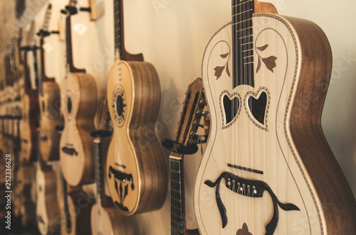 Fotografía different portuguese guitars on wall different portuguese guitars on wall