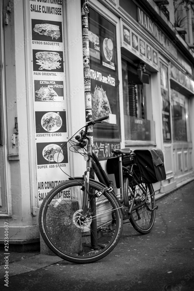 Bicyclette devant un restaurant grec Bicyclette devant un restaurant grec