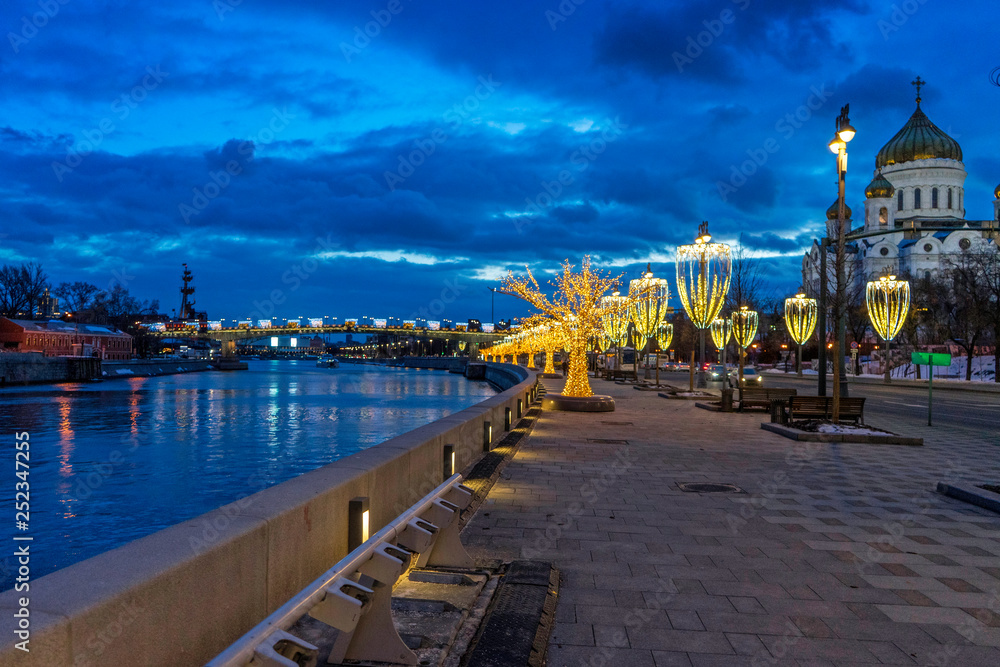 Obraz premium Moscow River Walk Night Sunset Park Church