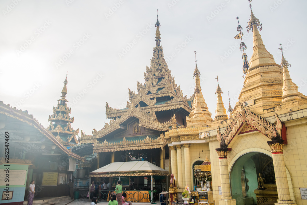 Templo budista Sule Pagoda em Yangon, Myanmar.