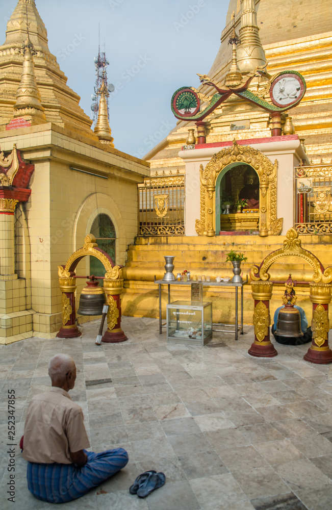 Templo budista Sule Pagoda em Yangon, Myanmar.
