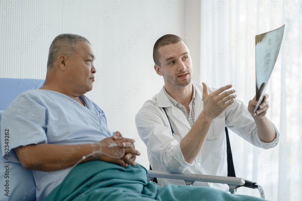 Obraz premium Doctor showing result of radiography to patient and giving diagnosis.