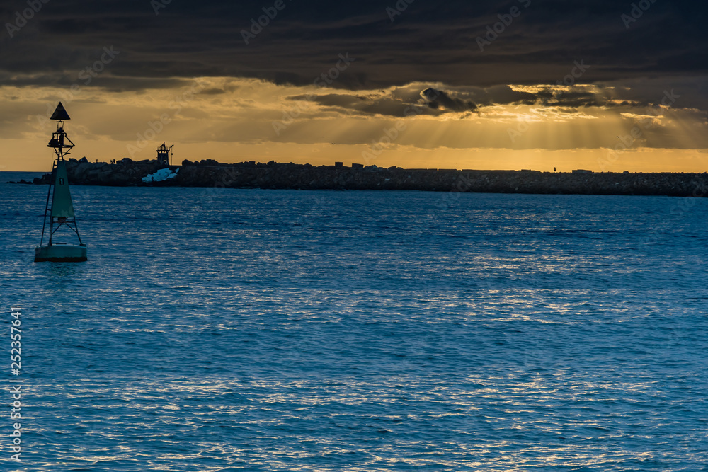 Fototapeta premium Crepuscular Rays over Newcastle Break Wall