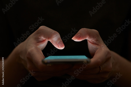 Fotografi Holding hand on mobile phone
