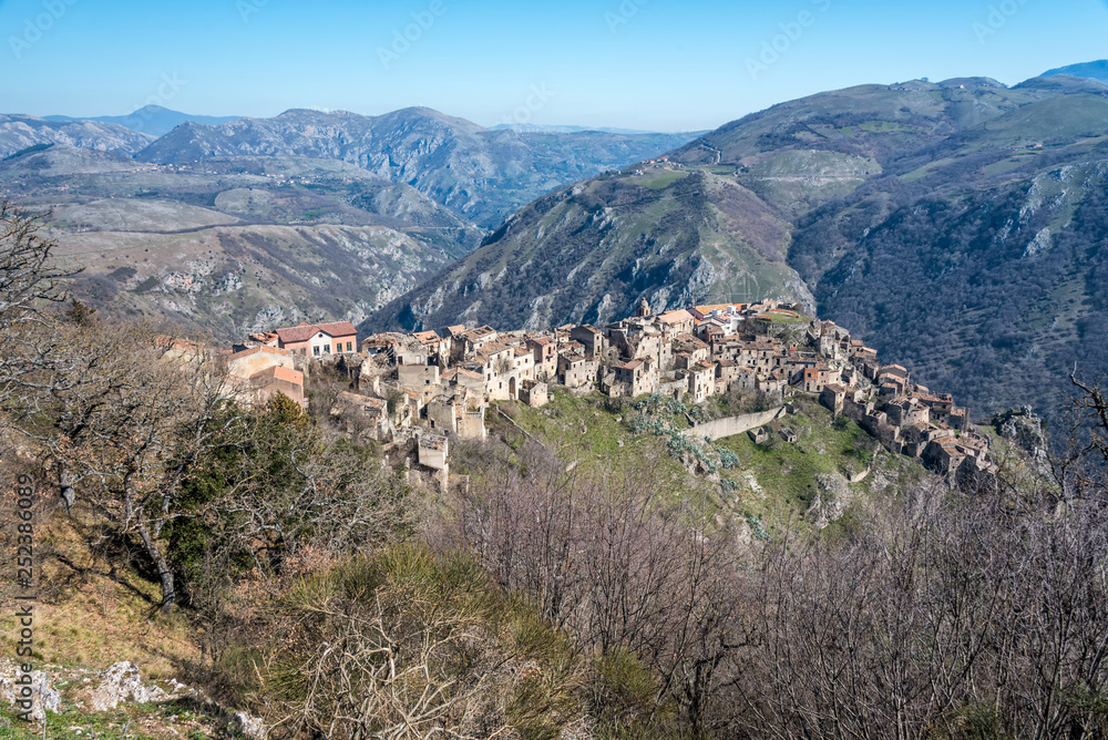 Obraz premium Abandoned Ruins of a Mountain Village Destroyed by an Earthquake in Italy