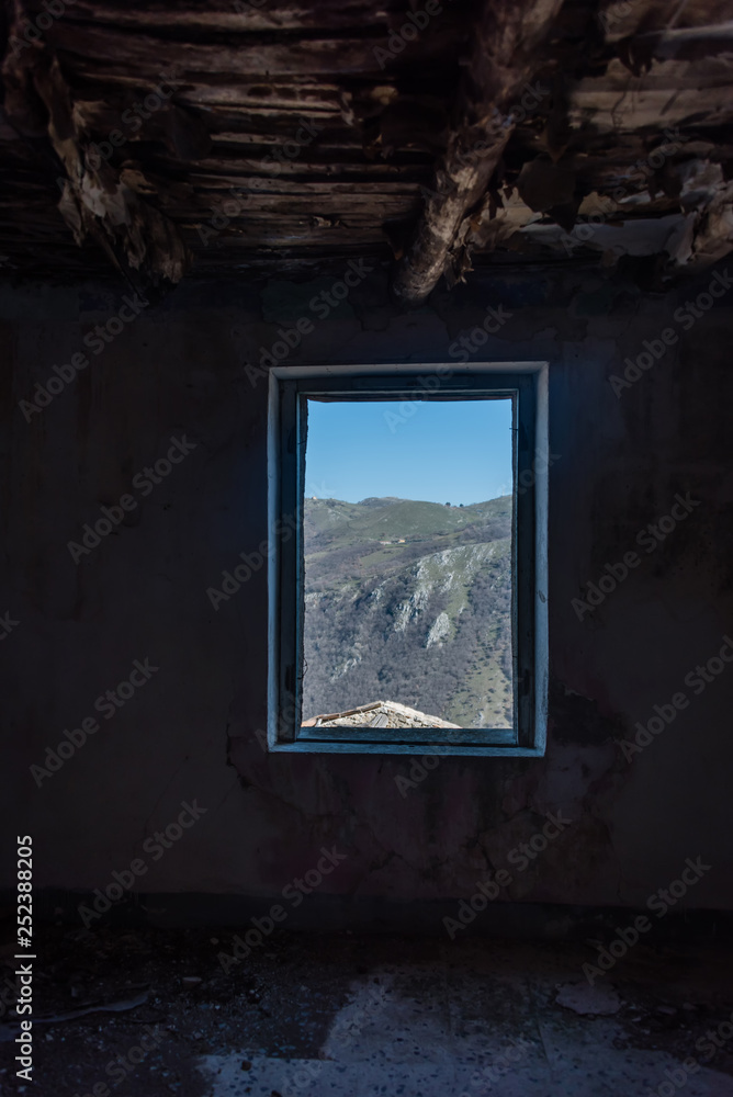 Fototapeta Patrząc przez okno w opuszczonej ruinie w południowych Włoszech