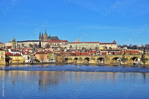 Die ikonische Karlbrücke mit dem Veitsdom in Prag, Tschechien