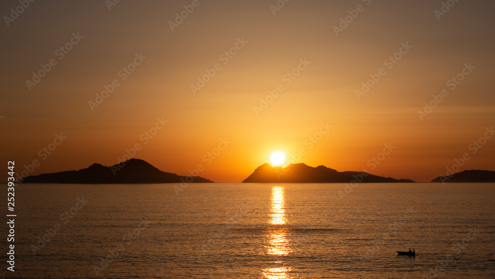 Sonnenuntergang über den Ciés Inseln in Galizien
