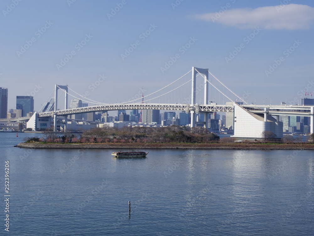 東京お台場より望むレインボーブリッジ