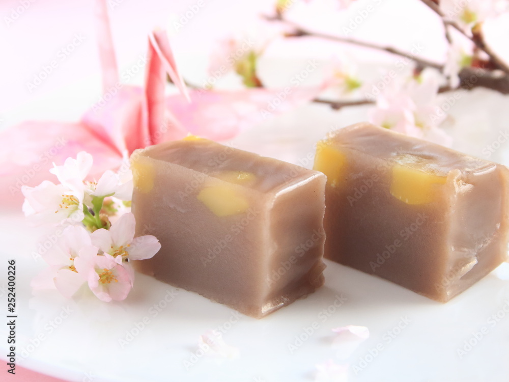日本の和菓子、栗ういろうと鶴とサクラ(春のイメージ) 日本の和菓子、栗ういろうと鶴とサクラ(春のイメージ)
