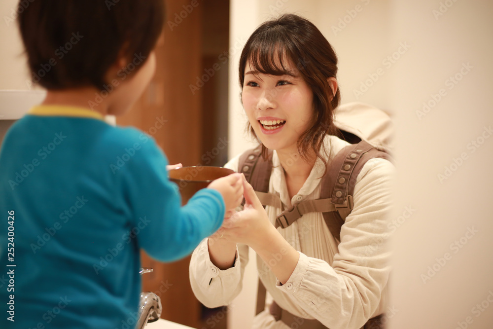 食事の準備をする親子 食事の準備をする親子