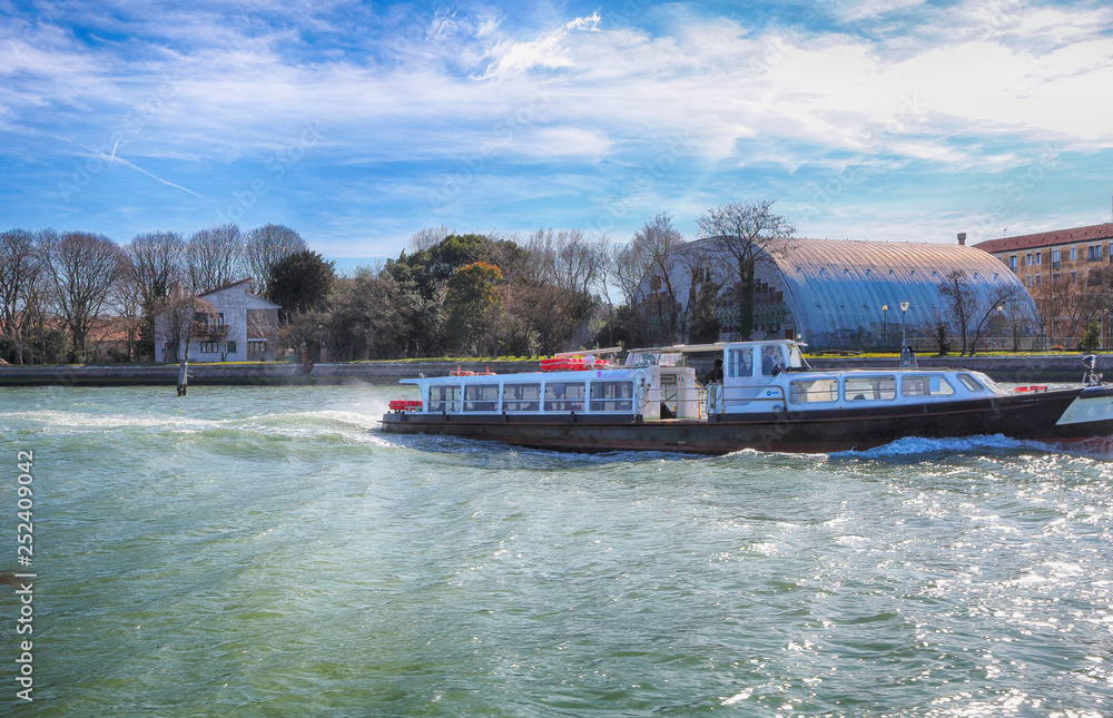Naklejka premium boat on the canal in venice