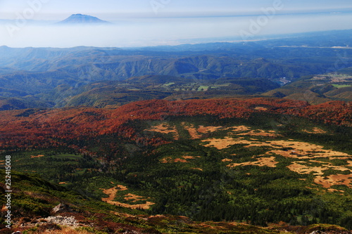 日本百名山　八甲田山　秋の毛無岱と岩木山遠景 © DONDON2018