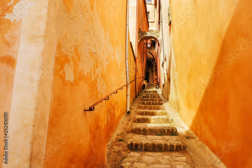 Foto France Provence Roussillon narrow deserted street