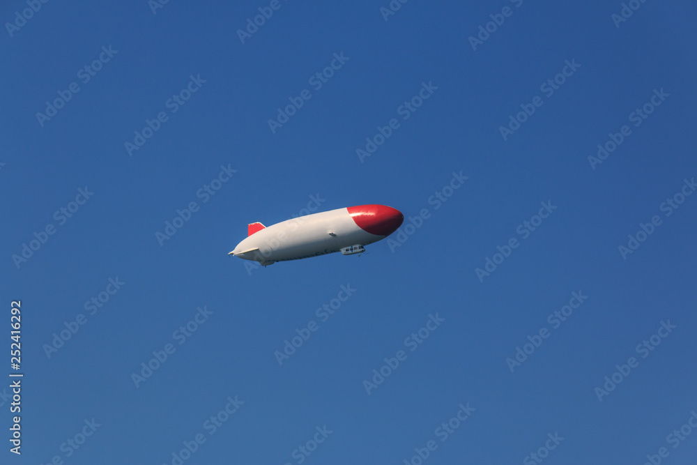 Fototapeta premium fliegender Zeppelin, Starrluftschiff, Luftschiff