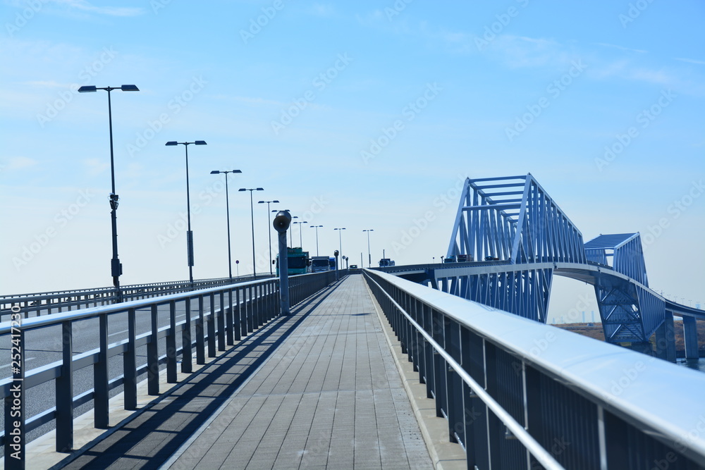 冬の青空と東京ゲートブリッジ