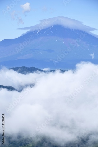 雲海に浮かぶ夏富士