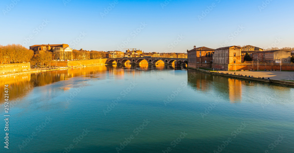 La Garonne à Toulouse en Occitanie, France