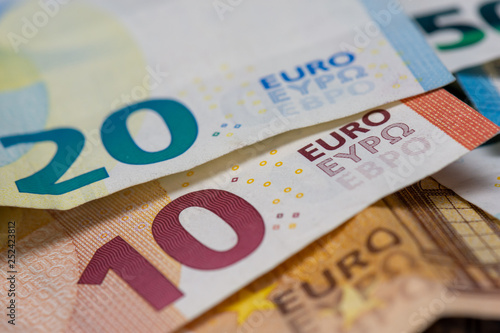 Billets de 10, 20 et 50 euros en gros plan