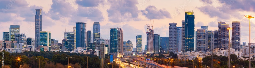 Obraz premium Panorama Tel Awiwu Skyline City I Ayalon Freeway O Zachodzie Słońca