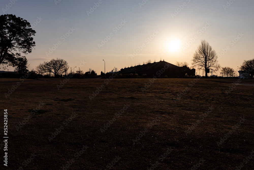 Obraz premium 【横浜シルエットシリーズ】日の出と横浜赤レンガ倉庫のシルエット