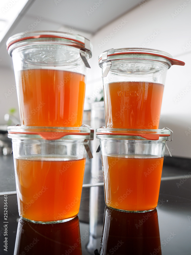 Knochenbrühe, eingekocht Knochenbrühe, eingekocht