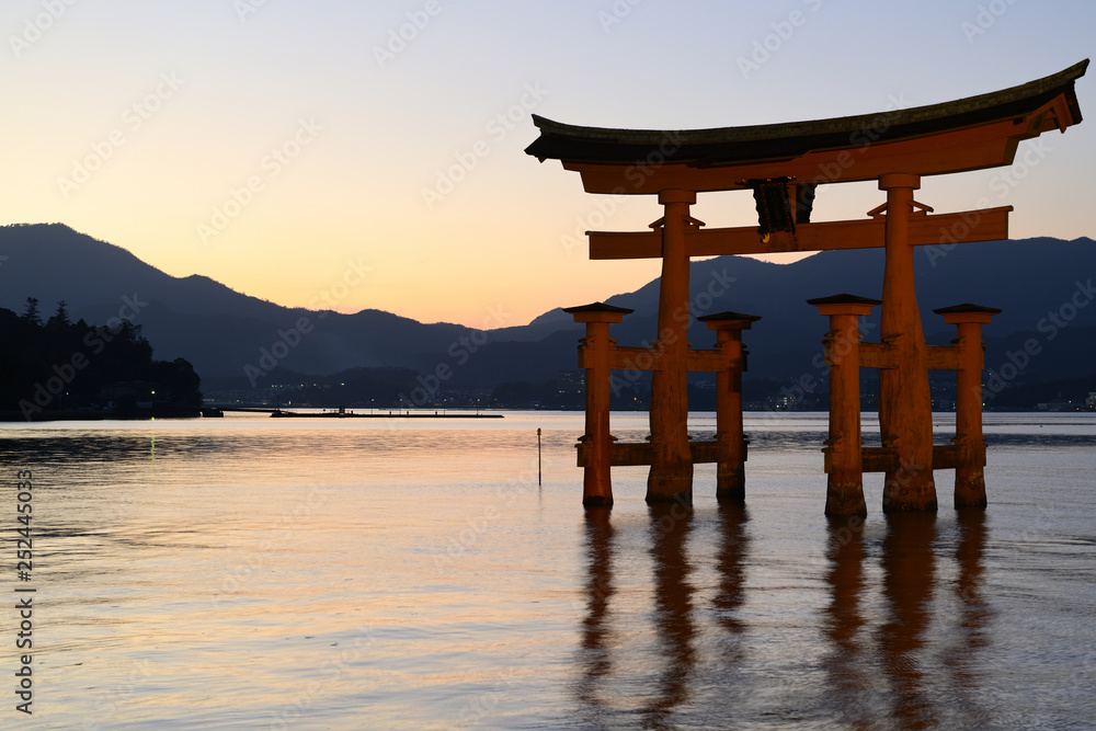 夕焼けの宮島の大鳥居