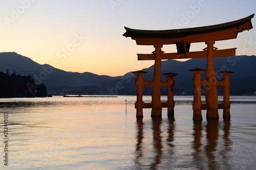 夕焼けの宮島の大鳥居