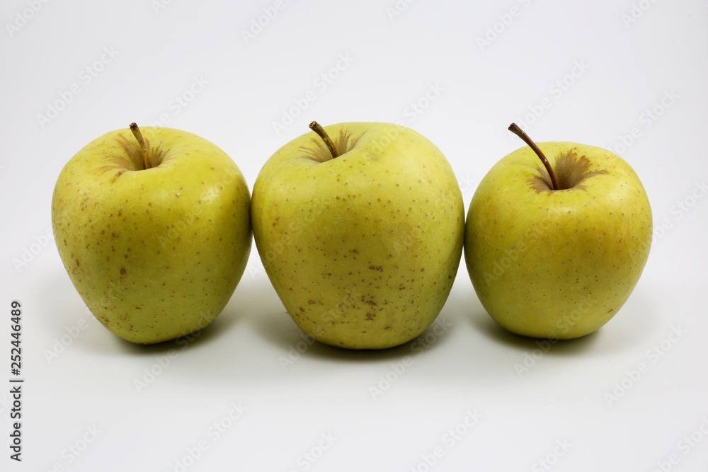 apples isolated on white background apples isolated on white background