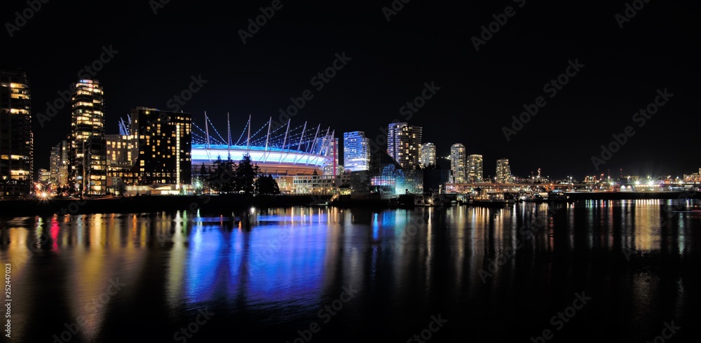 Fototapeta premium False Creek 偽りの川 BC PLACE