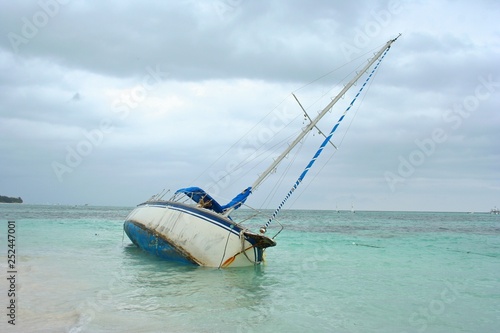 Bateau de pêcheur échoué sur la plage