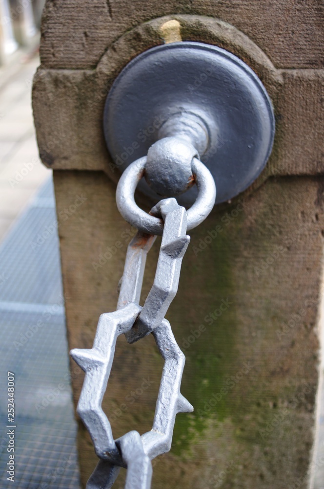 Naklejka premium old anchor on chain