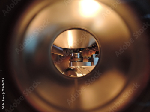 High vacuum analytical chamber with sample inside