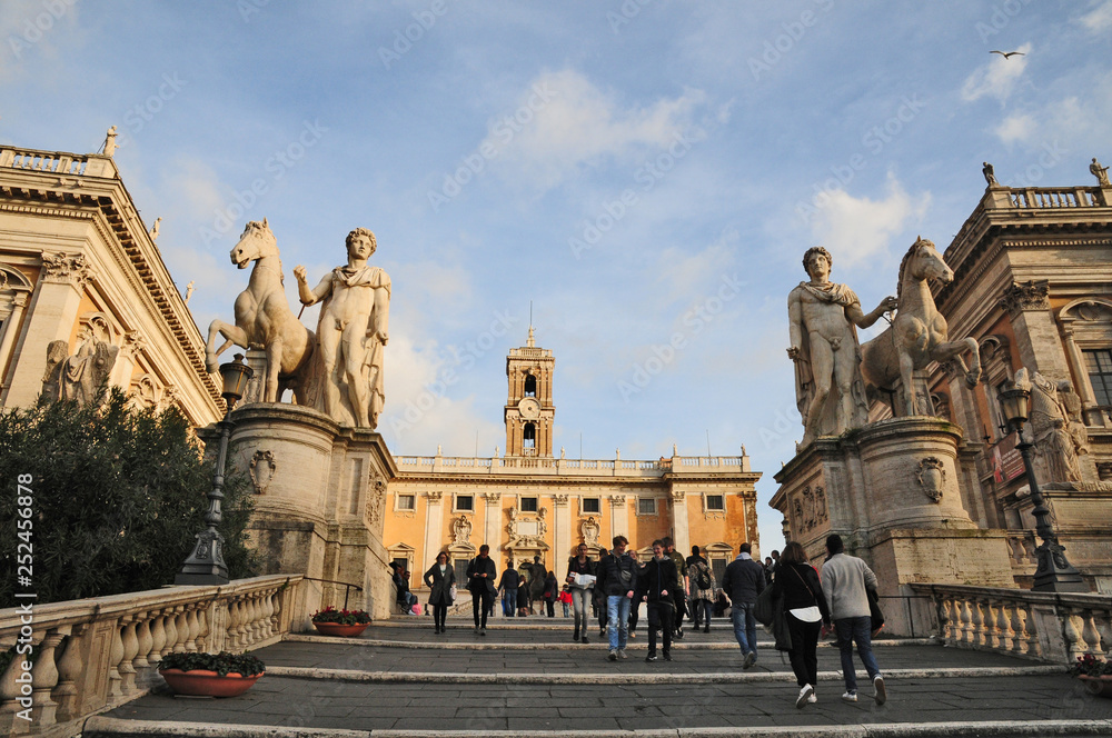 Roma, le statue di piazza del Campidoglio