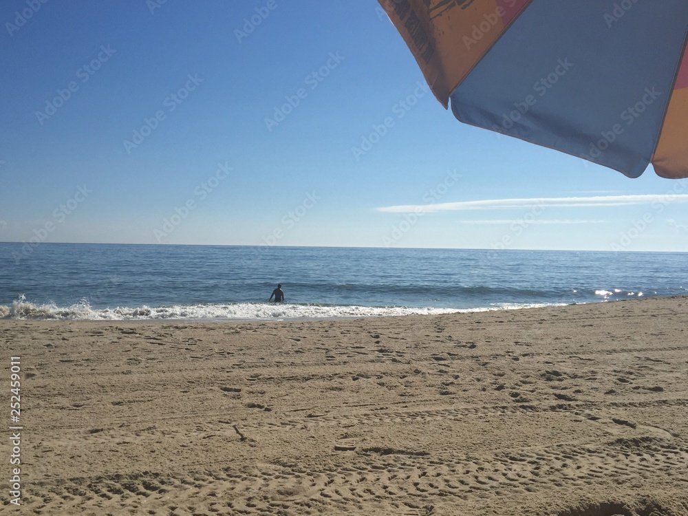 Obraz premium Lone beachgoer