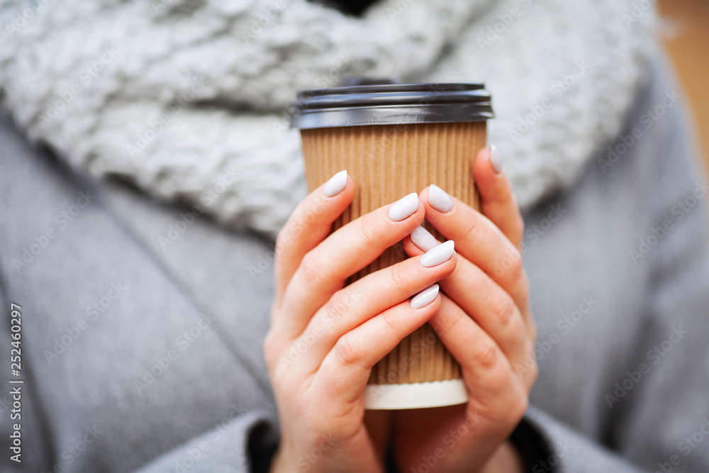Εκτύπωση καμβά Coffee to go. Young woman with coffee in the autumn park