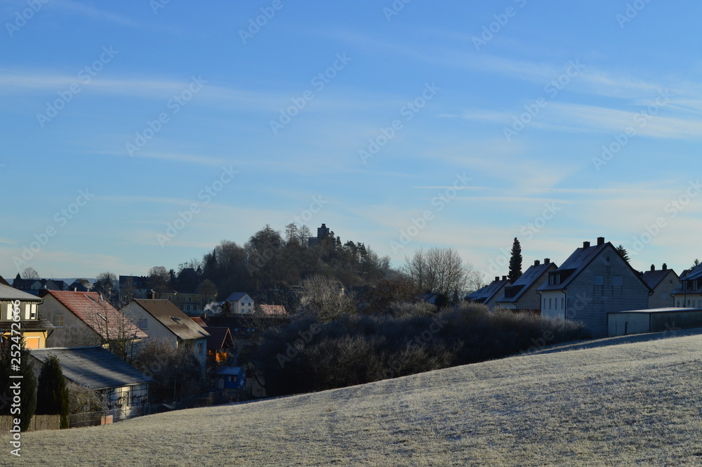 Außerhalb der Stadt. Raureif auf den Felder.