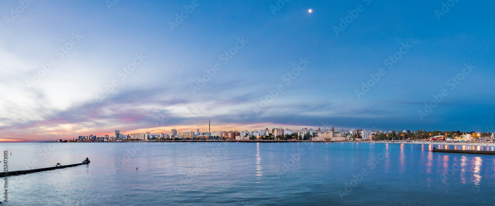 Obraz premium Amazing colorful Montevideo cityscape with the last sunbeams coming from the sunset illuminating the twilight sky with amazing colors on a wonderful city skyline of the old Montevideo town