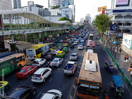 Trafic dans les rues de Bangkok