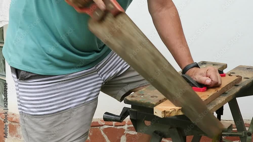 Serrote, fazendo corte com um serrote manual usando uma bancada