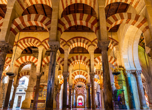 Intérieur de la Mezquita à Cordoue en Andalousie, Espagne