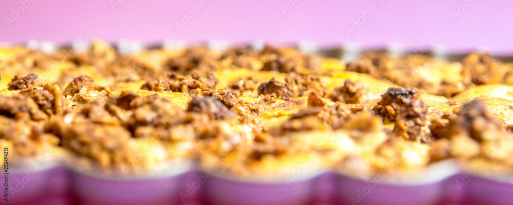 Obraz premium apple pie with oat flakes
