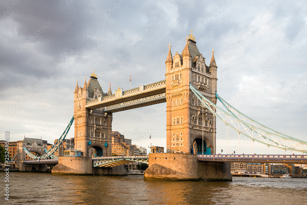 Fototapeta premium Tower Bridge to połączony most zwodzony i wiszący, przecina Tamizę w Londynie w Wielkiej Brytanii.