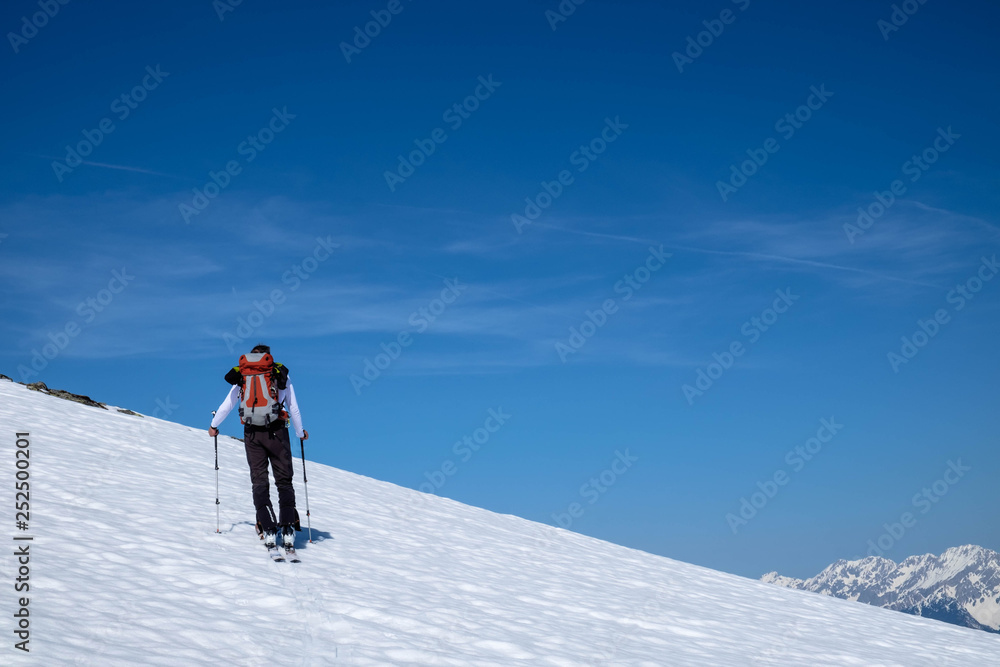 Skitourengeher am sonnigen Schneehang Skitourengeher am sonnigen Schneehang
