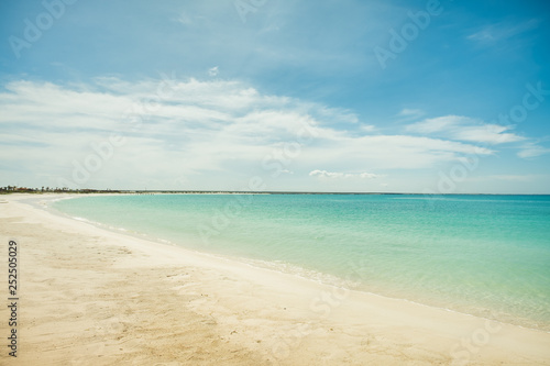 Fototapeta Naklejka Na Ścianę i Meble -  Paradise beach with turquoise blue water