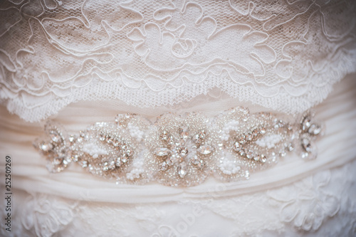 Encaje y piedras preciosas de vestido de novia