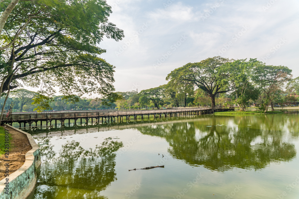 Parque em Yangon, Myanmar.