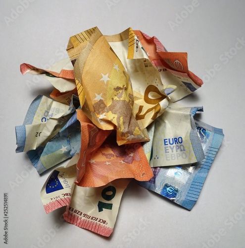 zerknüllte Geldscheine in Nahaufnahme Zehner Zwanziger Fünfziger Euro
