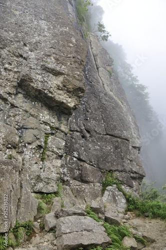 霧の屏風岩